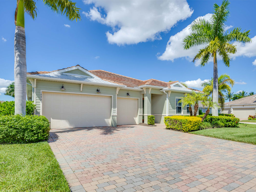 Naples Reserve Pool Home3 Bed • 3 Bath • 2,344 Sq Ft$1,155,000